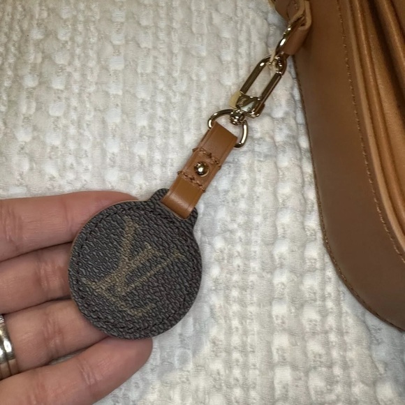 Louis Vuitton Swing shoulder/handbag with charm - Picture 11 of 11